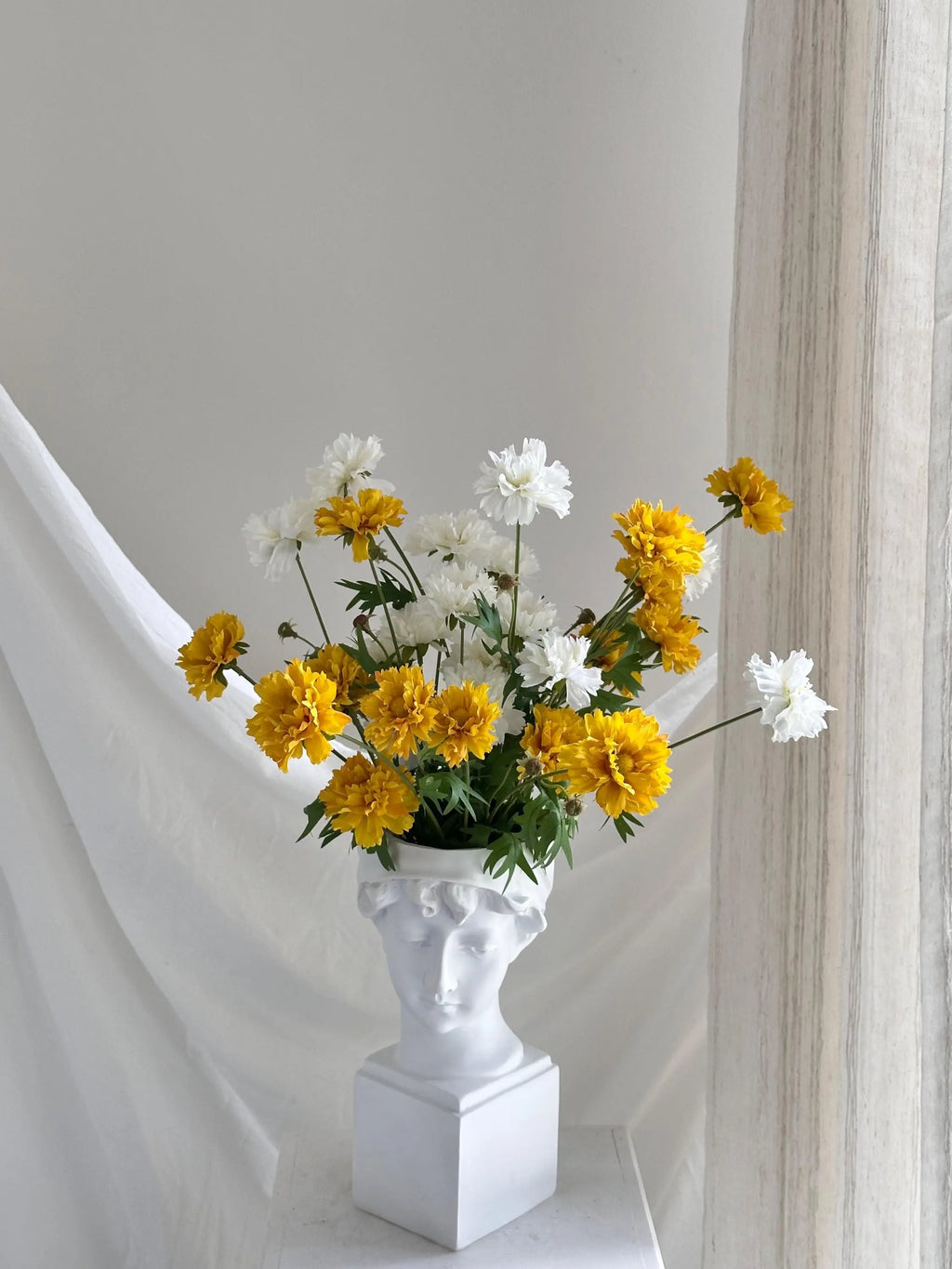 Faux Daisy in White Yellow, Artificial Plant Flowers, Fake Chamomile, Wedding Home Decor Flower, White Mini Daisy Wildflower Stem Faux Flower Place