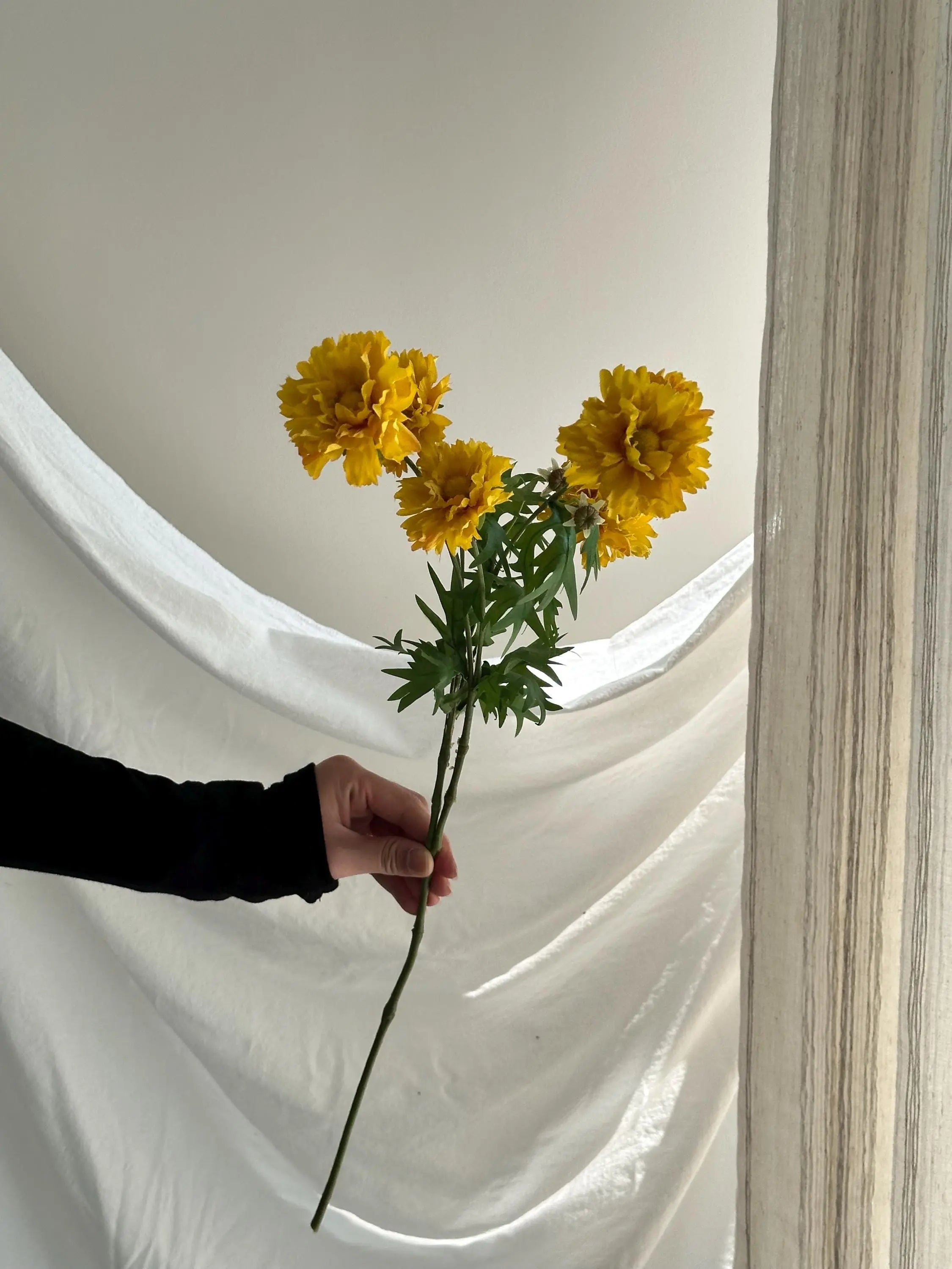 Faux Daisy in White Yellow, Artificial Plant Flowers, Fake Chamomile, Wedding Home Decor Flower, White Mini Daisy Wildflower Stem Faux Flower Place